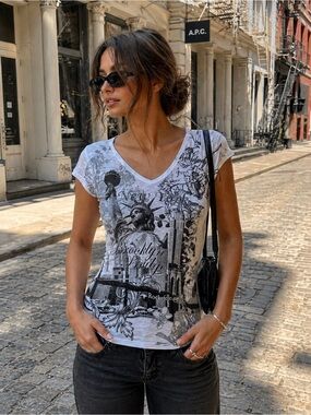 Sweet Gisele New York Graphic V-Neck Top NYC Statue of Liberty Tee Size L
